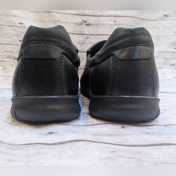 Ecco Size 39 Slip On Black Leather 8.5 US Size Excellent Condition - Picture 5 of 14